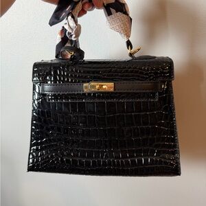 Elegant Black Crocodile Pattern Handbag